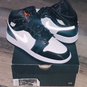 Jordan 1 mid